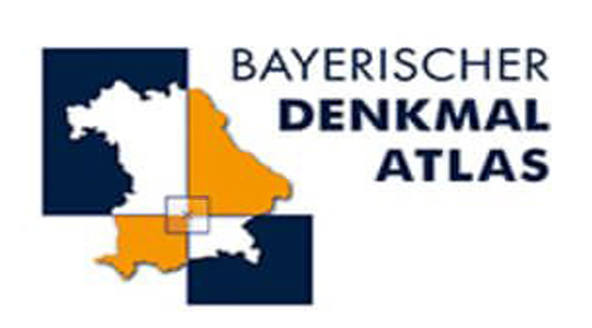 Auf der linken Seite die Umrisse von Bayern, daneben der Schriftzug "Bayerischer Denkmal Atlas" 
