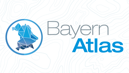 Stilisiertes,  blaues Polygon von Bayern in einem Kreis links, daneben der Schriftzug  „BayernAtlas“ mit topografischem Linienhintergrund.